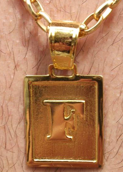 Placa Qualquer Letra Folheado a Ouro 18k