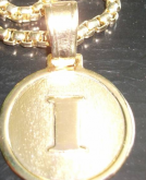 Placa Redonda Qualquer Letra Folheado a Ouro 18k