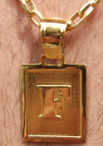 Placa Qualquer Letra Folheado a Ouro 18k