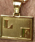 Placa 2 Letras Folheado a Ouro 18k